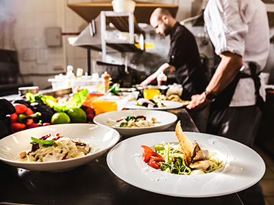 Porzellanteller werden in Restaurantküche befüllt