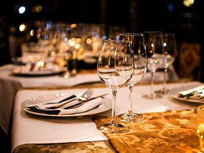 Gedeckter Tisch mit Besteck und Tischdecken