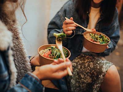 Zwei Frauen essen Bowl aus Take-Away Packung